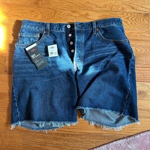 Mid rise Levi’s shorts size 32 NWT